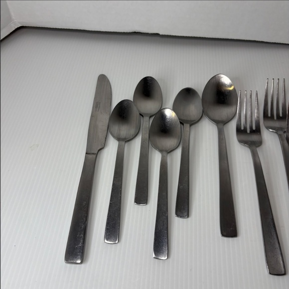 ROOM ESSENTIALS STAINLESS STEEL FLATWARE SATIN FINISH 17 PIECES - Picture 2 of 3